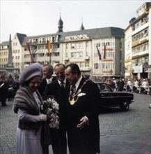 Queen Juliana and Prince Bernhard are greeted at the town hall of Bonn by Oberbürgermeister Peter Kraemer; Date October 26, 1971; Location Germany, West Germany