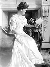 Princess Henry of Prussia, seated reading Gestenlich gesch 1902