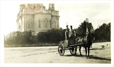 A horse and a buggy in front of the Church at Suomenlinna fortress
