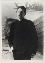 Maxim Gorky in front of the painting The Lamenting Boat in Axel Gallén´s studio Pirtti