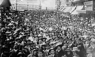 Crowd of people in Atlantic City, NJ ca. 1910-1915
