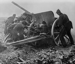 Belgian soldiers with large field gun, during the Siege of Antwerp by the German Army during World War I ca. 1914