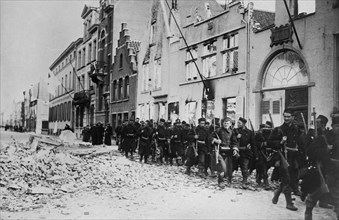 Belgian soldiers re-enter Termonde ca. 1914-1915