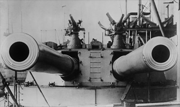 A pair of 12' guns -- Broadside of HMS DREADNOUGHT ca. 1910-1915