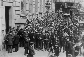 Paris -- crowd before Bank of France ca. 1910-1915