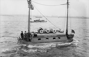Lundin Power Lifeboat with newlyweds Einar Sivard and Signe Holm Sivard and crew ca. July 1914