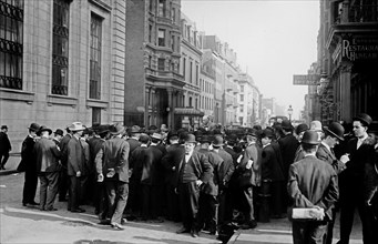 Crowd in New York City listening to a socialist speak ca. October 1908