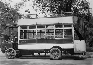 Double-decker bus on Fifth Avenue, New York City ca. 1910-1915