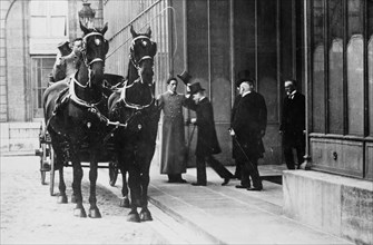 Prince of Wales leaves Elysee Palace ca. 1910-1915