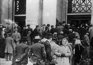 People waiting in a bread line during the Great Dayton Flood of March 1913