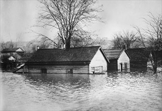 Flooded homes in East end of Cincinnati Ohio - 1913