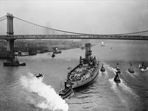 USS Wyoming (BB-32) Battleship, the Manhattan Bridge seen in the background ca. 1910-1915