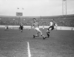 September 27, 1947 Soccer Match - Blauw Wit against Feijenoord 1-5 game score, Altink in action
