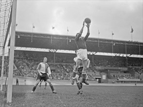 September 27, 1947 Soccer Match - Blauw Wit against Feijenoord 1-5 game score, Feijenoord keeper in action