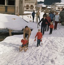 Prince Claus and Princess Beatrix with the princes in the snow, probably in Lech; Date March 4, 1972; Location Lech, Austria