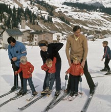 Princess Beatrix and Prince Claus with the princes, probably in Lech; Date March 4, 1972; Location Lech, Austria