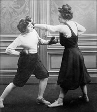 Photo shows Fraulein Kussin and Mrs. Edwards who had a boxing match on March 7, 1912.