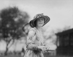 Cigarette girl, Governor's Island ca. 1910-1915