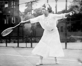 Tennis player May Sutton ca. 1910-1915