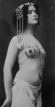 Belly dance performer Fritzi Schaffer as Salome ca. 1910