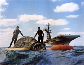 (16 Dec. 1965) A water level view of Navy divers with the Gemini 6 spacecraft.