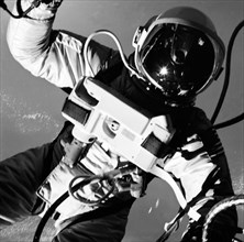 June 1965) Astronaut Edward H. White II, pilot on the Gemini-Titan IV (GT-4) spaceflight, floats in the zero gravity of space outside the Gemini IV spacecraft.