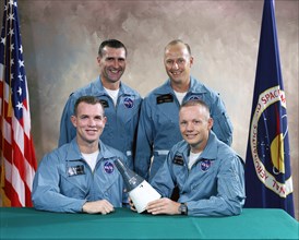 (04 November 4 1965) - Portrait of the Gemini 8 prime and backup crews.
