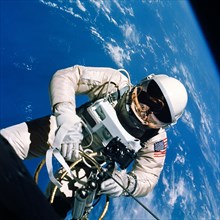 June 1965) Astronaut Edward H. White II, pilot of the Gemini IV four-day Earth-orbital mission, floats in the zero gravity of space outside the Gemini IV spacecraft.