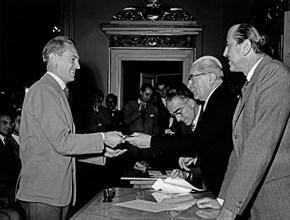Pier Giacomo Castiglioni receives the Compasso d'Oro award for the Luminator lamp, 1955