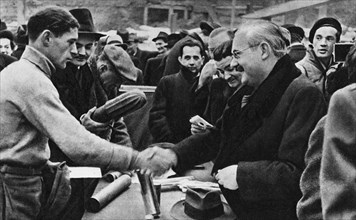 Hilary Minc handing over diplomas of recognition to the "leaders of work" who worked on construction site of Powszechny Dom Towarowy (unknown date)