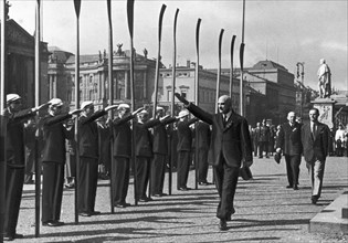 1935 European Rowing Championships in Berlin: Rico Fioroni, the president of FISA, gives a Nazi salute to rowing delegates before laying a wreath on the Tomb of the Unknown Soldier ca. 1935