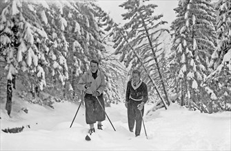 Training of Bronislaw Czech, Stanislaw Marusarz and Andrzej Marusarz in the Tatra Mountains. Bronislaw Czech (left) and Stanislaw Marusarz during training ca. 1935