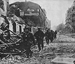 Warsaw Uprising: German soldiers at Wronia street ca. September 1944