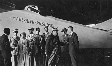 Second transatlantic flight of major Kazimierz Kubala and Ludwik Idzikowski over the Atlantic. General Józef Haller (x) in conversation with pilot Kazimierz Kubala (1) in the hangar in front of the Am...
