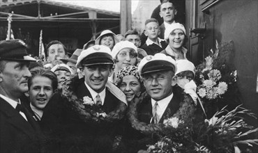 Return of rowers of Henryk Budzinski and Jan Mikolajczak from the European Rowing Championships in Liège at the Poznan railway station ca. 1930