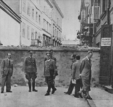 German offcials next to the Warsaw Ghetto wall ca. 1941