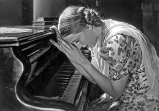 Elzbieta Barszczewska and Stefcia Rudecka during the piano scene from the film Tredowata (1936)