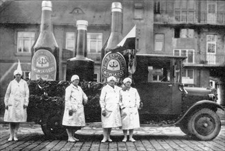 Street advertising of Lviv beer installed on the car was presented on the occasion of the Eastern Fair. This great international exhibition-fair took place in Lviv ca. 1921