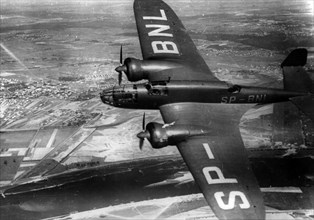 Samolot PZL-37A bis Los z cywilnymi znakami rozpoznawczymi SP-BNL podczas lotu nad Warszawa. Widoczna Wisla i zabudowa Goclawia ca. 1939