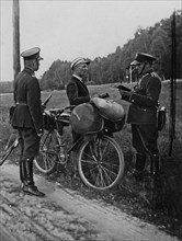 Polish Border Guard officers speaking with a peddler on the border with Germany ca. 1924-1939