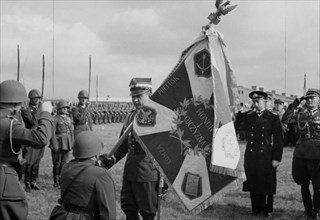 Handing the flag to the 84th Polesie Rifle Regiment, funded by the Polesie society. General Tadeusz Kasprzycki hands the banner to Col. Józef Zawislak ca. 1936