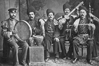 The ensemble of the famous tarista Mirza Sadykh (Sadykhdzhan) (from right to left): Kamyanchist Baghdagul Ata oglu, Sadykhdzhan, Hanande Bulbuljan, nagarist Huseynbala, performer on the vas Vaso Kikia...
