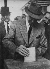 Juan Antonio Ríos voting in 1942