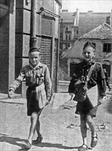 Warsaw Uprising: Brothers Jeleniewicz "Zbik" and "Rys" from Scout Postal Service distributing insurgent press at Tamka Street in August 1944