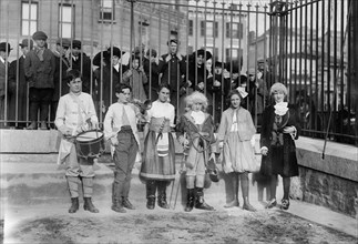 Children's fete, Gaynor Park ca. 1913