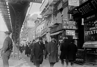 Date: 1910-1915 - Bowery in New York City, pedestrians