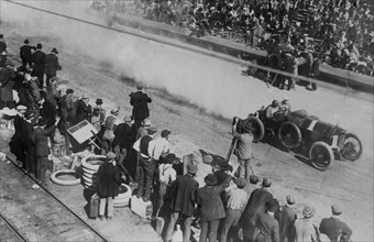 Starting Vanderbilt Cup Race / 1914