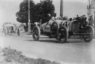 Mercedes (De Palma) coming through Vanderbilt Race ca. 1914