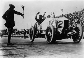 De Palma in Mercedes wins Vanderbilt Cup Race 1914