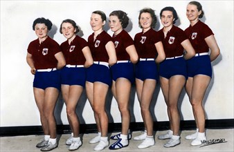 WKS Gryf Torun volleyball team in 1937. They stand from the left: Niklasówna, Suplicka, Rynkowska, Bolt, Kopycinska, Lilje, Maria Skrzypnik